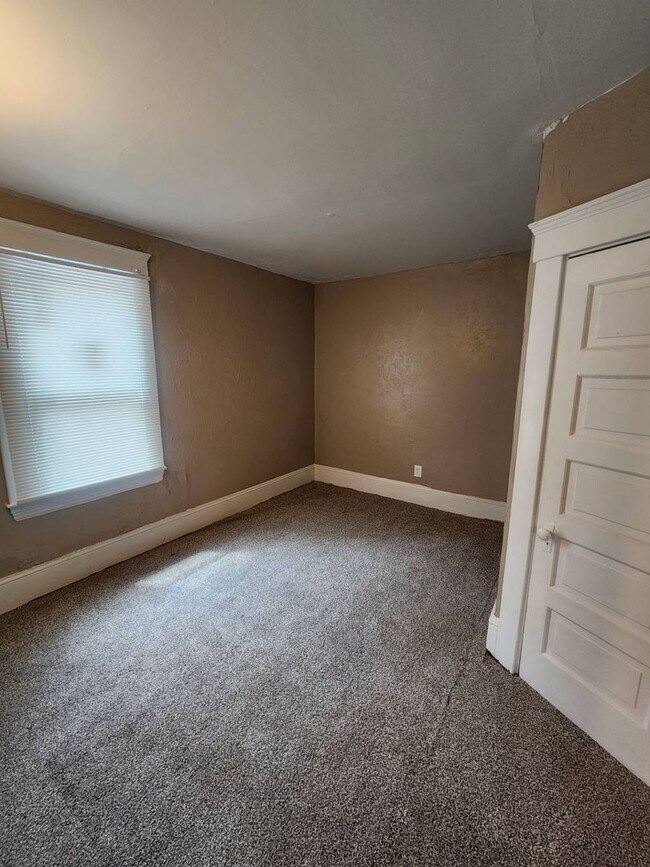 Building Photo - Charming 4-Bedroom Property in Prime Location