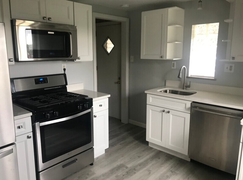 Building Photo - 225 Desdemona St