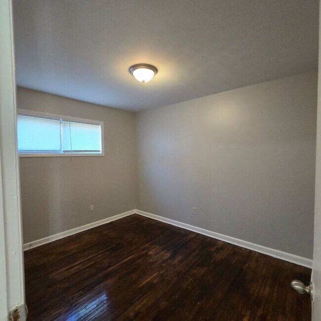 Building Photo - 344 E Shelby Dr