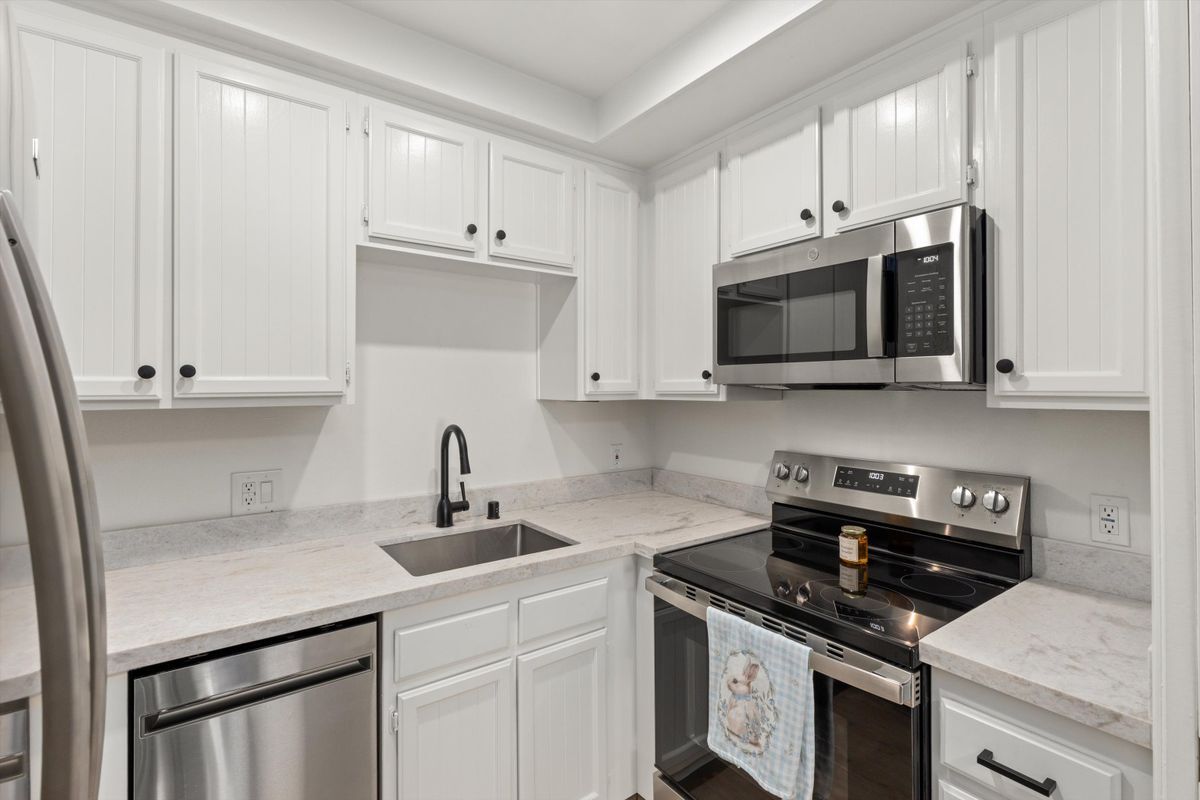 Building Photo - 1682 Circa Del Lago