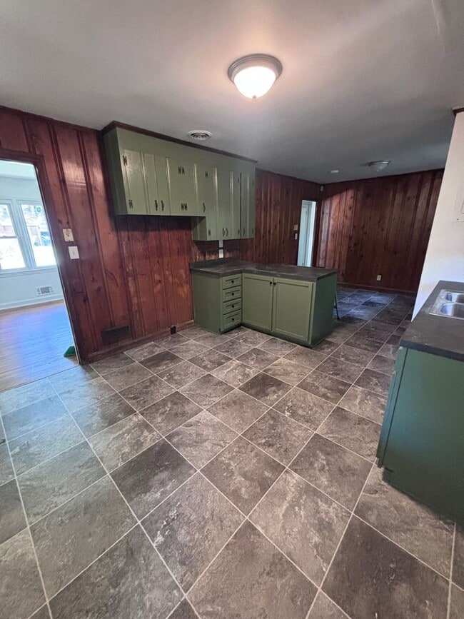 Building Photo - Two bedroom, one bath house.