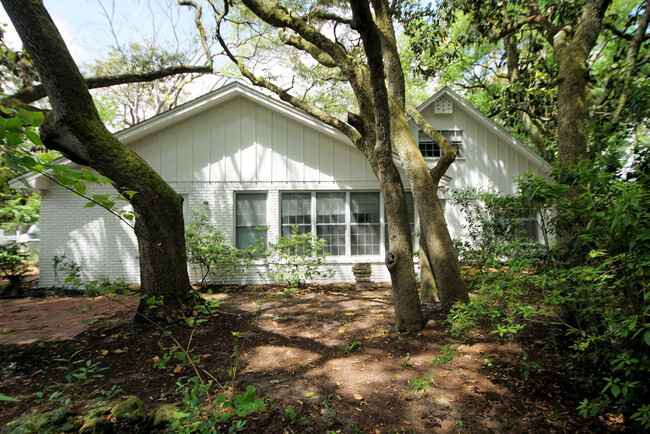 Building Photo - 596 L'Ombre Ct NE