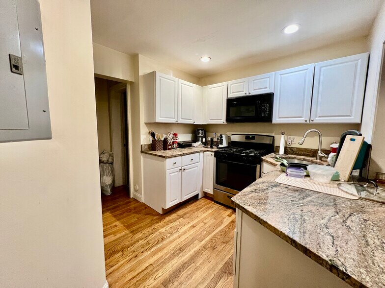 Building Photo - 62 Egmont St