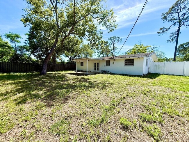 Building Photo - Relaxed Florida living at this 3Bedroom/ 2bath home in the Heart of Daytona Beach!