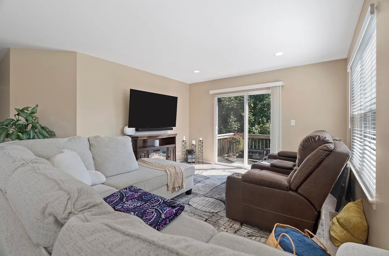 Building Photo - 1247 Waverly Dr