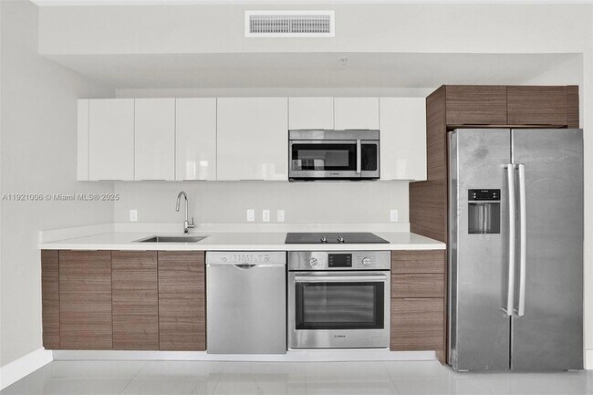 Building Photo - 1010 SW 2nd Ave