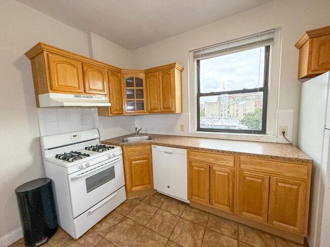 Primary Photo - 553 E 188th St
