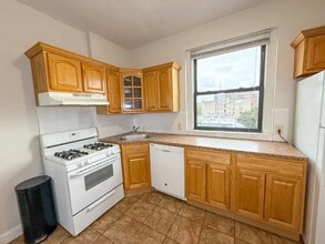 Building Photo - 553 E 188th St
