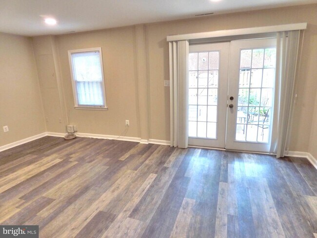 Building Photo - 416 Center St S