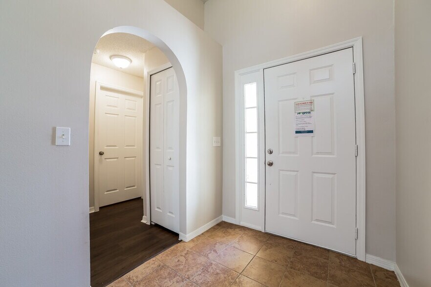 Building Photo - 2372 Queenswood Cir
