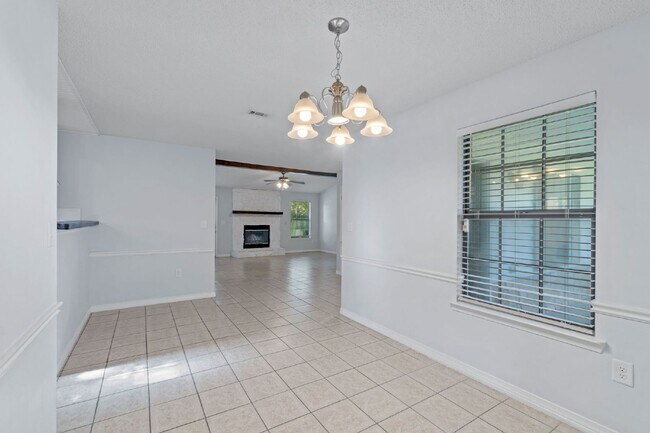Building Photo - 502 Krest Dr
