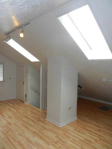 Building Photo - 632 S Loomis Ave