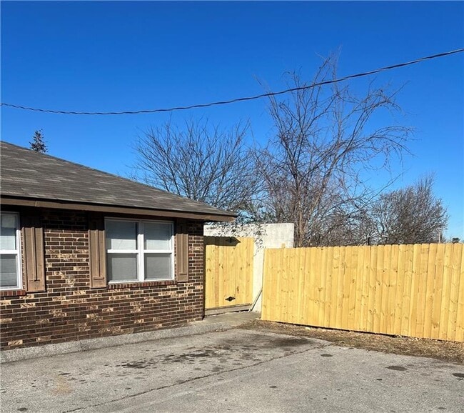 Building Photo - 1711 W Olrich St