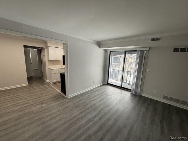 Building Photo - 250 E Thirteen Mile Rd