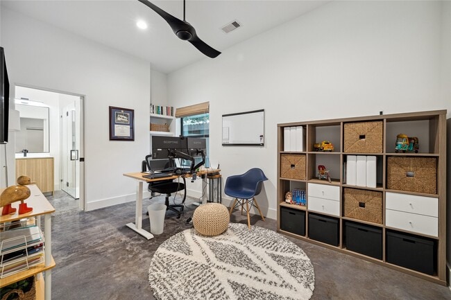 Building Photo - 711 Memorial Heights Dr