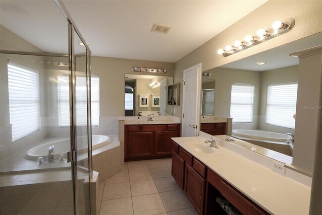 Building Photo - 9018 Pinebreeze Dr