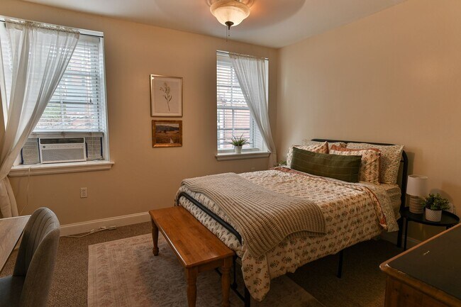 Building Photo - Beautiful 3 Bedroom on Vine St