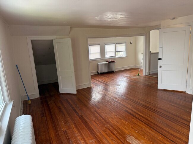 Building Photo - 606 Penfield Ave