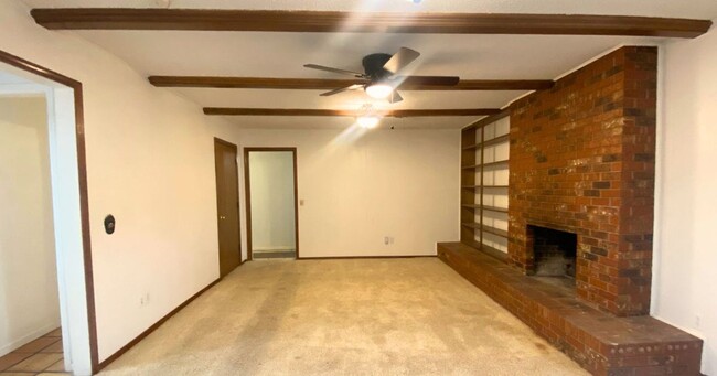 Building Photo - Spacious 4 Bed, 2 Bath Home in Lubbock, TX