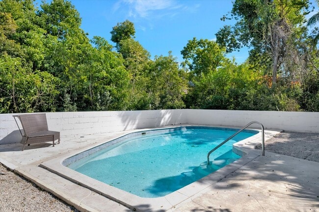 Building Photo - ALL THE CHARM! - Siesta Key 1+ acre on the Bay - 3 bed/ 2 bath pool home