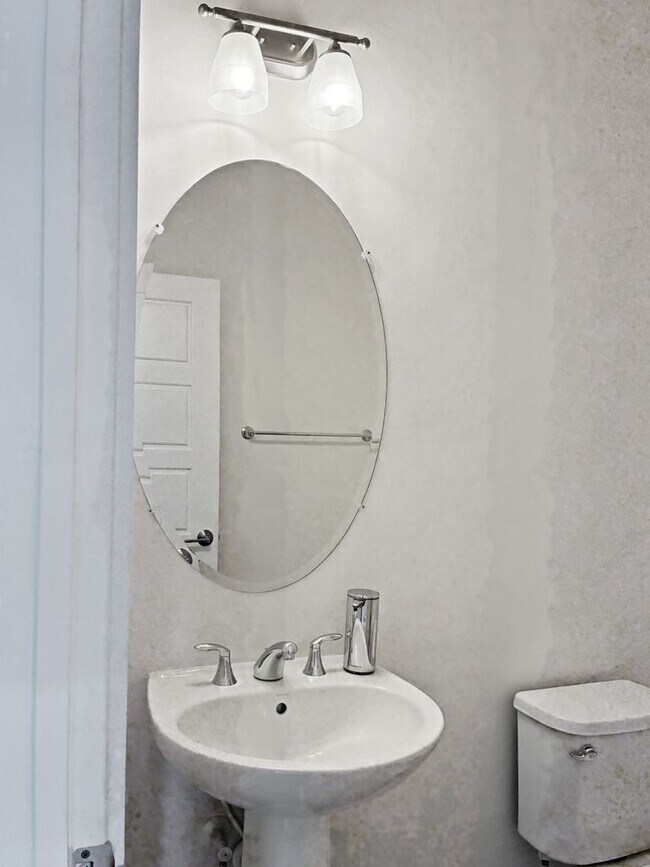 Building Photo - Modern 3 bed, 2.5 bath Townhouse in Henrico!