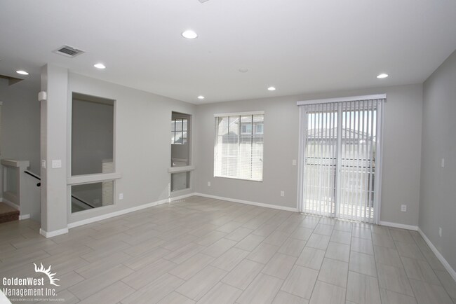 Building Photo - Beautifully Updated 4Bdm 3Ba Two-Story Home Located in the Heart of Southern Highlands!