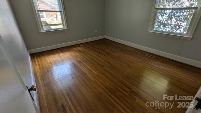 Building Photo - 1507 Woodland Dr