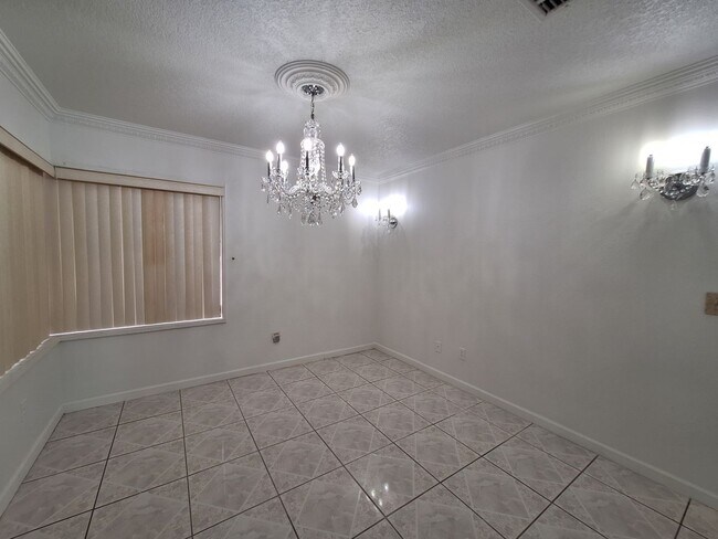 Building Photo - Spacious 4-Bed, 3-Bath Belle Isle Home wit...