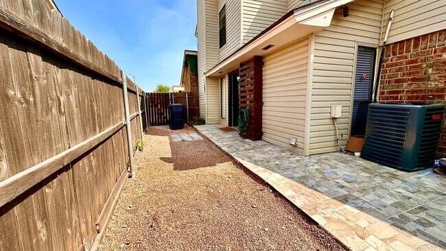 Building Photo - 6715 Lyrewood Ln