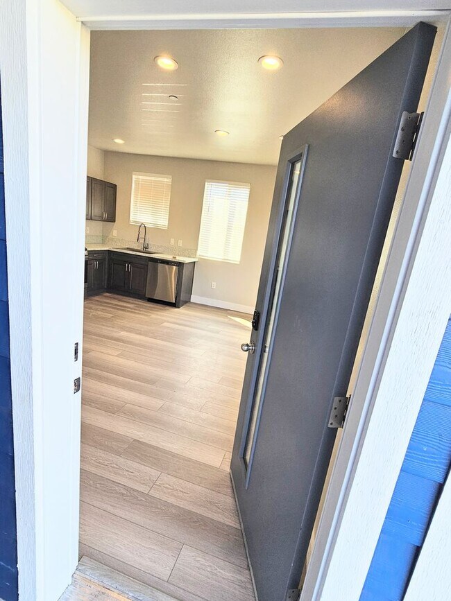 Building Photo - **Nearly new 1-Bedroom Midtown Apartment f...