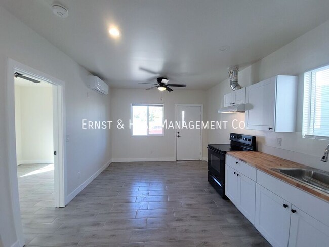 Building Photo - Fantastic 2 Bedroom 2 Bath Cozy House in C...