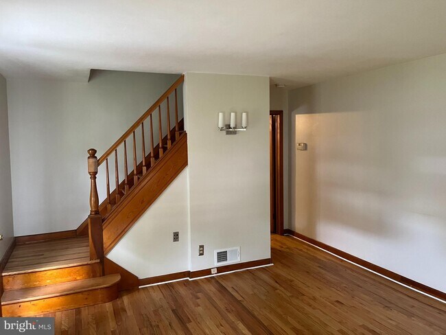 Building Photo - 1125 Pkwy Ave-