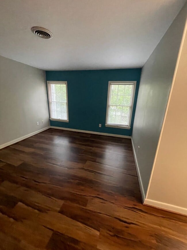 Building Photo - Large 2 Bedroom, 2.5 Bath Townhouse - Autu...