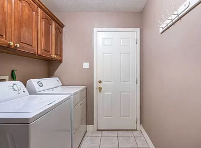 Building Photo - 815 Montreal Dr