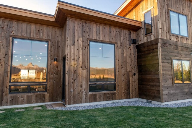 Building Photo - 3402 Alta Vista Dr