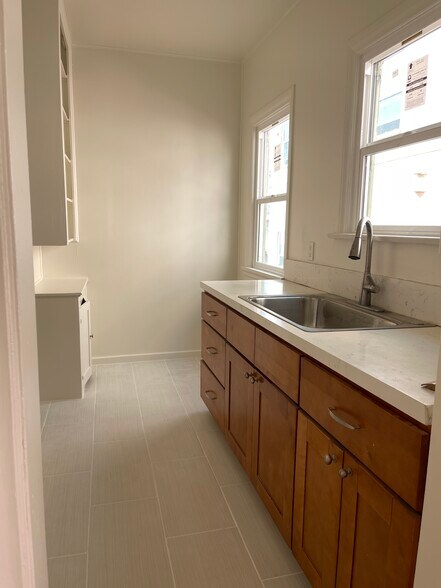 Building Photo - 129 1/2 N Kenmore Ave