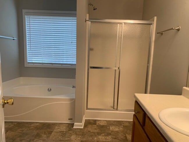 Building Photo - Charming 3 BR / 2 BATH Ranch!!