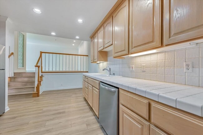 Building Photo - Spacious Townhome in Palo Alto