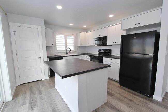 Building Photo - 6587 S Memory Wy