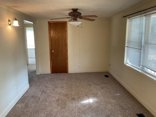 Building Photo - 2 Bedroom 1 Bath Located of Fire Tower Road