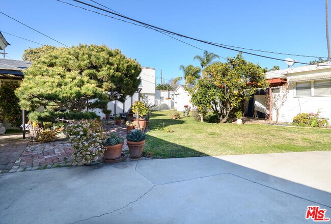 Building Photo - 2431 Walgrove Ave