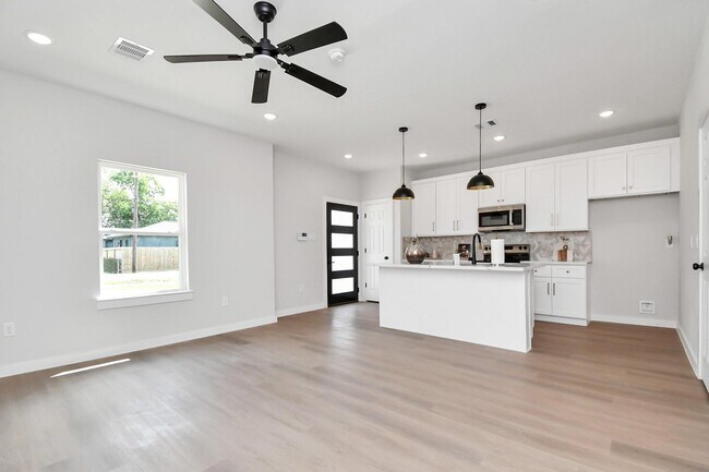 Building Photo - 7926 Gladstone St