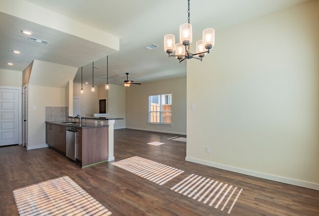 Building Photo - AVAILABLE NOW! GORGEOUS 4 BEDROOM DUPLEX LOCATED IN MIDLOTHIAN ISD!