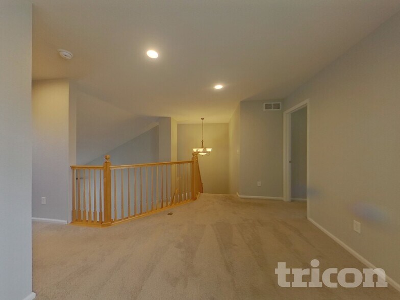 Building Photo - 8566 S Lewis Way