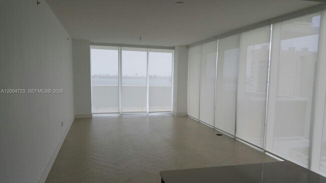 Building Photo - 600 NE 27th St