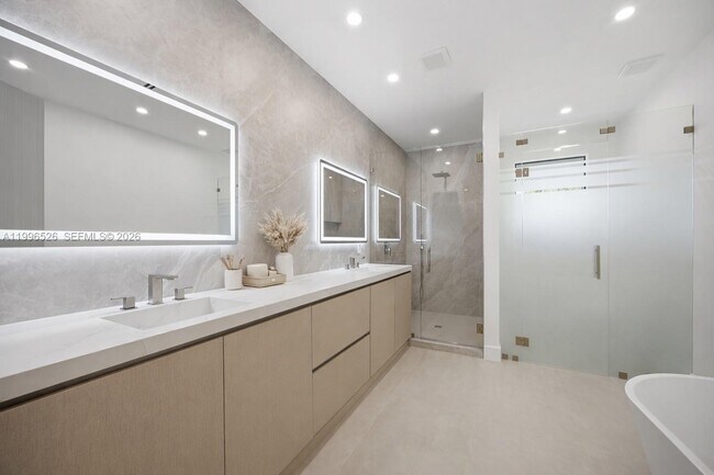 Building Photo - 1337 NE 13th Ave