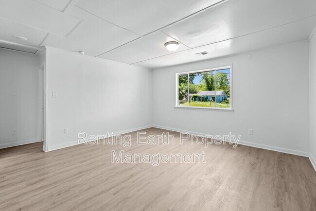 Building Photo - 108 E Ann Dr SW