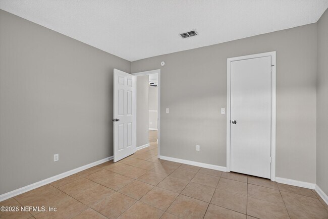 Building Photo - 1040 Willow Cove Ct E