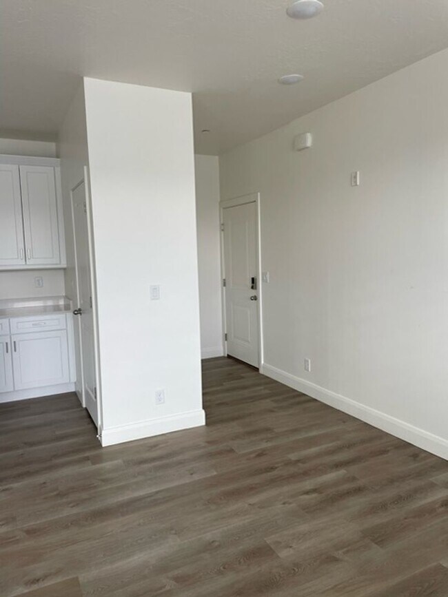 Building Photo - 3 Bedroom Condo in Desert Color with Flexible 6-12 Month Lease