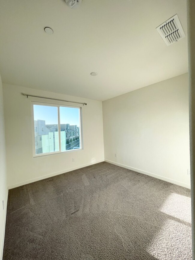 Building Photo - Superb Condo Living in North Natomas! 4 be...